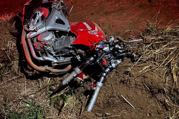 Motociclista morre e passageiro fica ferido ao baterem em caminhonete que fazia ultrapassagem em carreta na MGC 354
