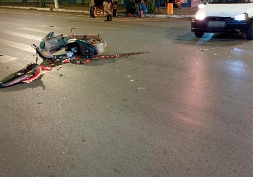 Motociclista sem habilitação e com sinais de embriaguez fica ferido e é preso após acidente no Centro