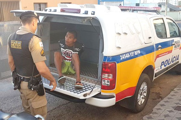 Jovem é abordado e preso pela PM quando entrava em veículo furtado no Cristo Redentor