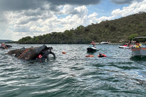 Embarcação com cerca de 20 pessoas afunda no Rio Grande e todos escapam nadando até a margem