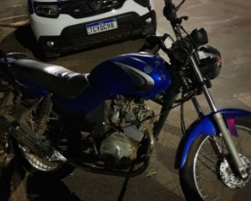 Motociclista sem habilitação e embriagado bate em carro estacionado e fica ferido em Patos de Minas