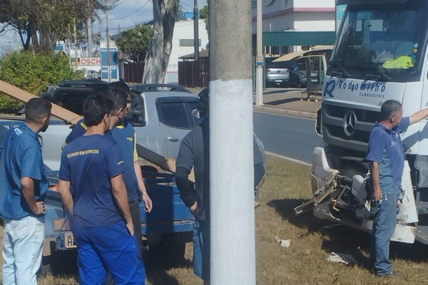 Vídeo mostra caminhão descendo sozinho e sendo atingido por picape na Avenida JK