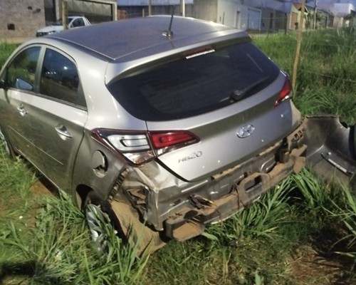Motociclista inabilitado fica ferido após bater em carro que avançou parada obrigatória, em Patos de Minas
