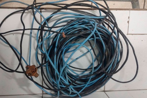 Homem é preso com cerca de 60 metros de fios elétricos e alicate em Patos de Minas