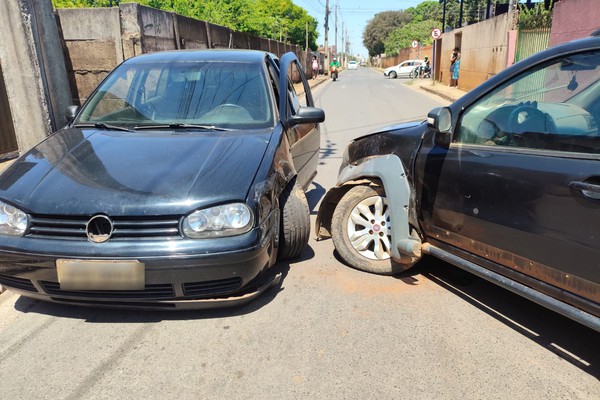 Motorista invade a contramão e bate de frente com outro carro na estreita rua São Geraldo
