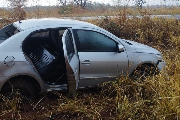 Motorista perde o controle e carro vai parar fora da pista na MGC 354, em Lagamar