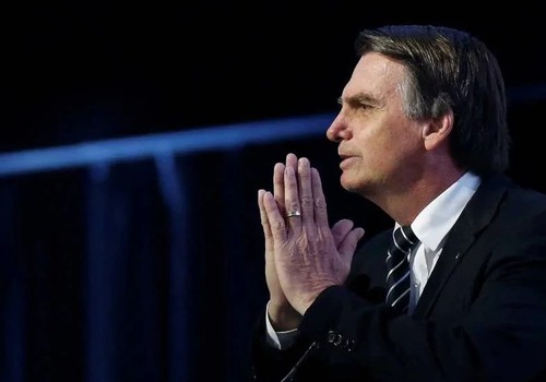 Acuado, Bolsonaro ameaça intervir; quando convém, posa de cordeirinho