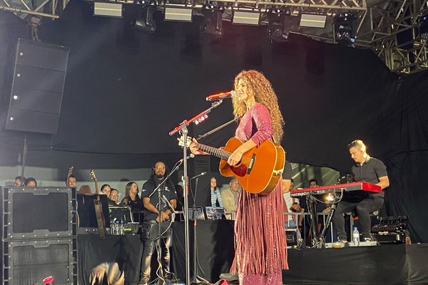 Multidão lota Fenapraça para acompanhar os sucessos de Paula Fernandes; veja como foi