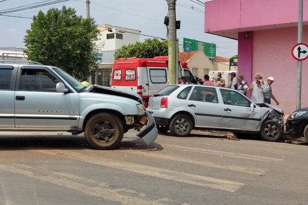 Avanço de parada obrigatória causa acidente com quatro veículos em Patos de Minas