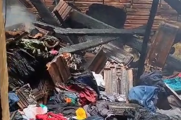 Dormitório de casal fica destruído após incêndio criminoso em Varjão de Minas; crime seria uma vingança