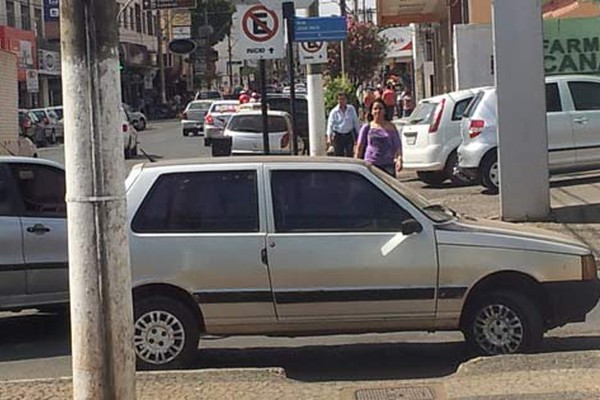 Falta de estacionamento faz motoristas se arriscarem em Patos de Minas