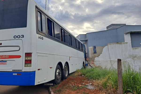 Após perder os freios, ônibus universitário bate em muro de residência em Rio Paranaíba