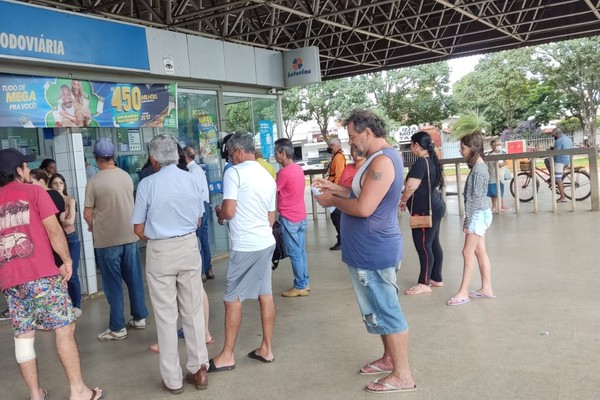 Movimentação de apostadores triplica em loterias em busca de prêmio da Mega da Virada estimado em R$500 milhões