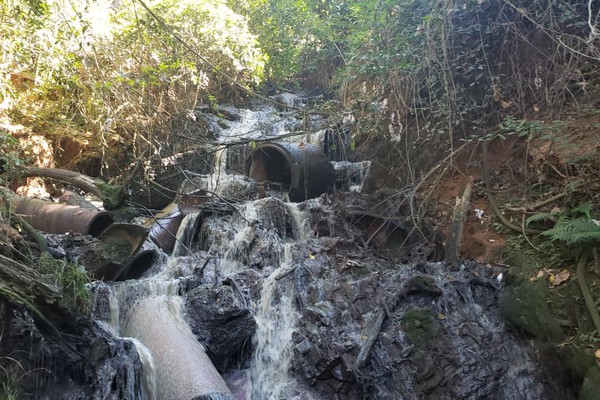 Cachoeira de esgoto deságua no Rio Paranaíba, causando poluição e mau cheiro