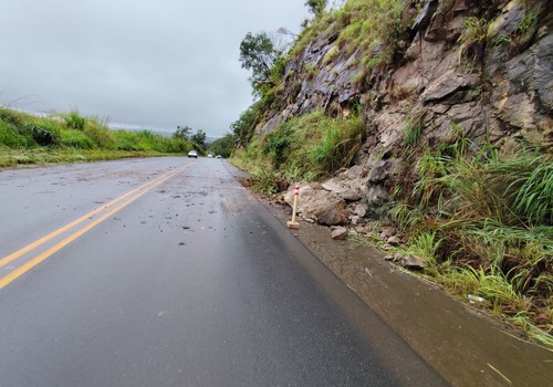 Deslizamentos de pedras na MGC-354 entre Patos e Presidente Olegário servem de alerta para motoristas