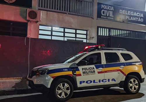 Homem agride companheira no meio da rua após confraternização e depois ameaça policiais em Patos de Minas