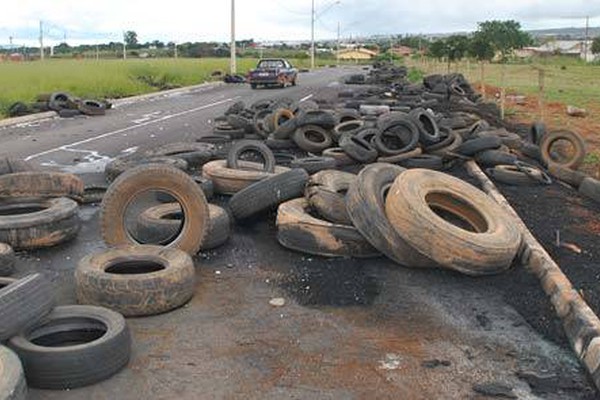 Rua se transforma em depósito de pneus velhos e irrita moradores do Planalto