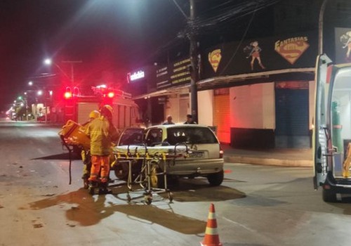 Caminhonete provoca acidente no centro de Patos de Minas e foge deixando mulher ferida no local