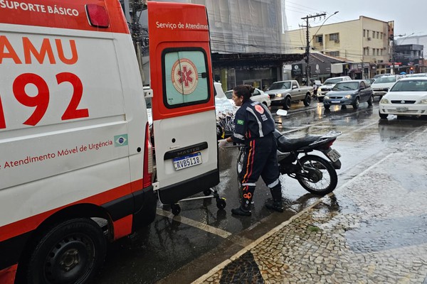 Atropelamento deixa três pessoas feridas na rua Major Gote; vítimas foram socorridas pelo Samu