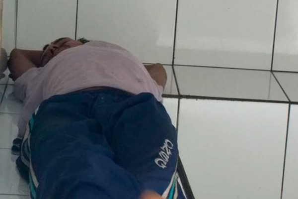 Jovem é preso pela Polícia Militar ao tentar dispensar pedras de crack no Centro de Patos de Minas
