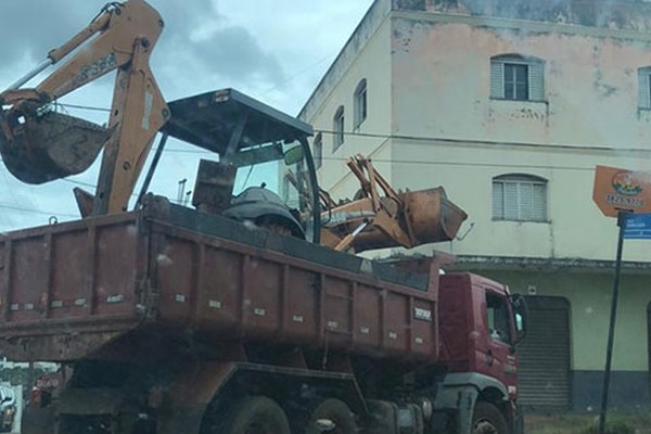 Caminhão transportando escavadeira arranca fiação e vai embora deixando prejuízo para trás