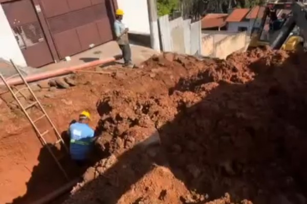 Buraco aberto há 13 dias pela Copasa deixa rua intransitável e moradores cobram providências