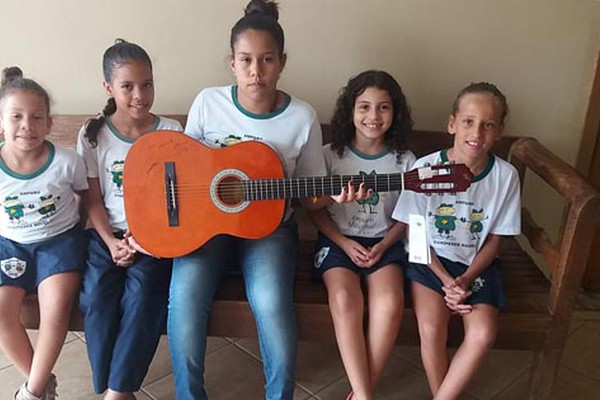 Amparo Maternal promove rifa e vai sortear violão autografado pelo cantor Gusttavo Lima