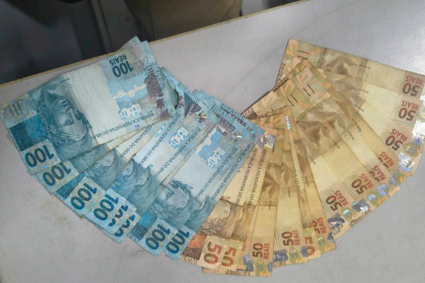 Policiais encontram droga e R$1550,00 e homem acaba preso por ordem judicial e em flagrante delito