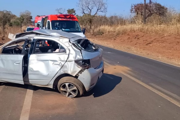 Veículo capota várias vezes e condutora fica ferida em acidente na MG 410, em Presidente Olegário