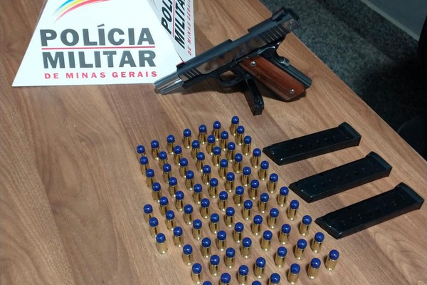 Após denúncia de ameaça de morte, PM apreende pistola com dezenas de munições em Guarda dos Ferreiros