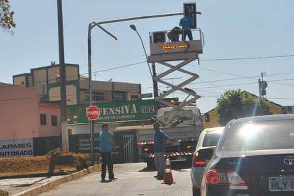 Prefeitura instala semáforo na avenida Paracatu e empreiteira refaz meio fios