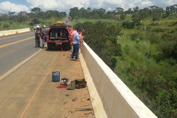 Bombeiros interditam rodovia e usam cordas para resgatar corpo em ponte na MGC 354