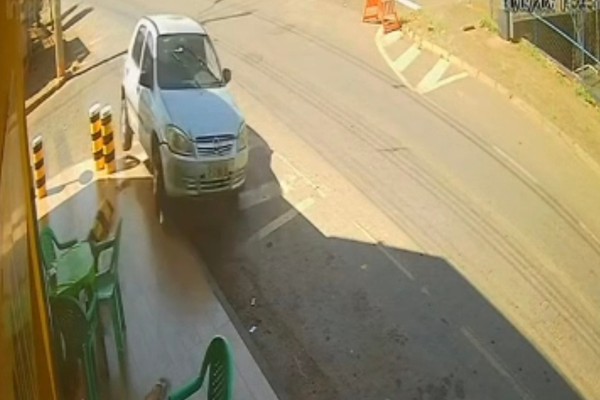 Vídeo mostra carro desgovernado subindo em calçada e quase atingindo clientes de pamonharia