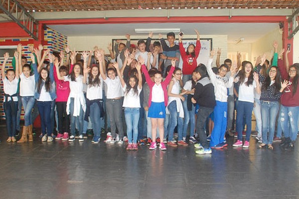 Alunos de colégio em Patos de Minas têm programação especial para comemorar Dia do Estudante