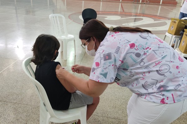 Crianças seguem sendo vacinadas e prefeitura se prepara para mutirão no próximo sábado em Patos de Minas