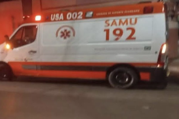 Marido chega em casa tarde e embriagado e esposa arremessa copo na cabeça dele