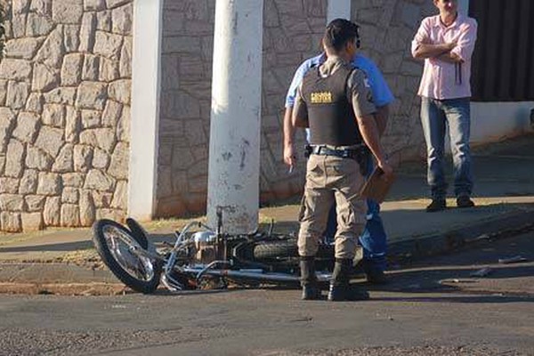 Motociclista é arremessado da moto e fica ferido em acidente na av. Piauí