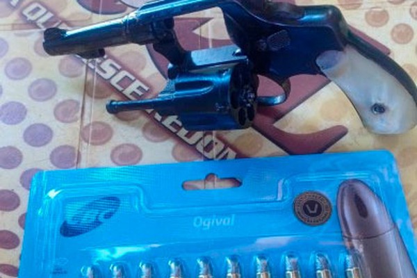 Após denúncia de assassinato de cão, PM prende homem com arma de fogo em fazenda