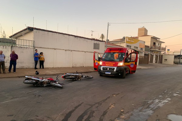 Motociclista foge deixando jovem ferido após causar acidente com outro motociclista em Patos de Minas