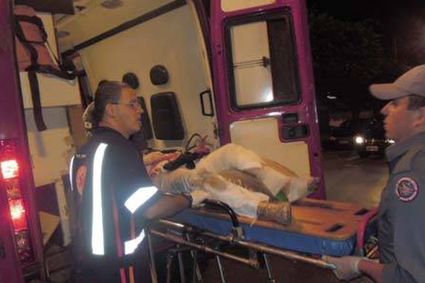 Condutora de bicicleta motorizada fica ferida em acidente na Getúlio Vargas