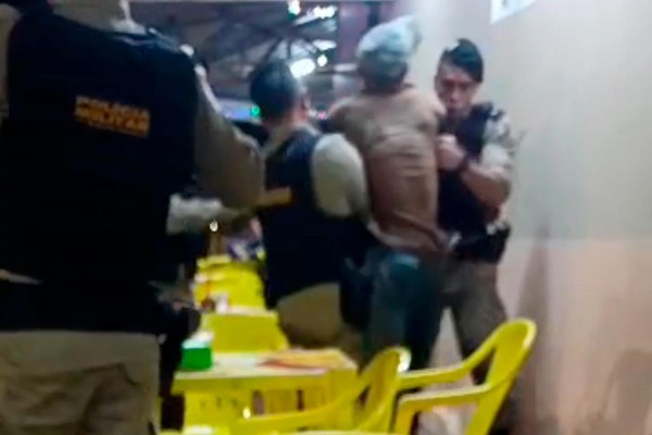 Vídeo mostra o momento em que condutor embriagado é preso após causar acidente e fugir do local