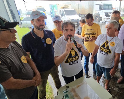 "Sem obras e  duplicação, pedágio não": manifestação em Patos de Minas é contra proposta de concessão de rodovias