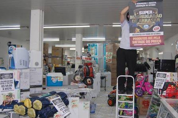 Informe: loja patense faz “Madrugadão” com produtos até pela metade do preço