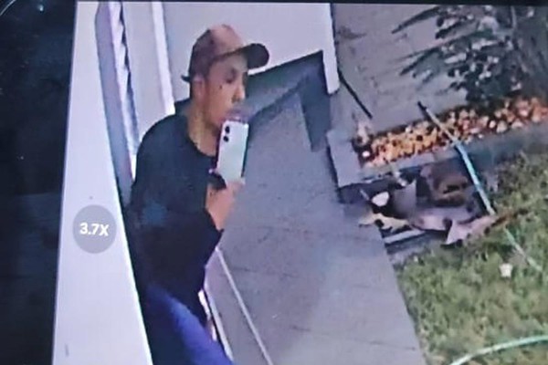 Câmeras flagram suspeito invadindo e revirando residência no bairro São Francisco