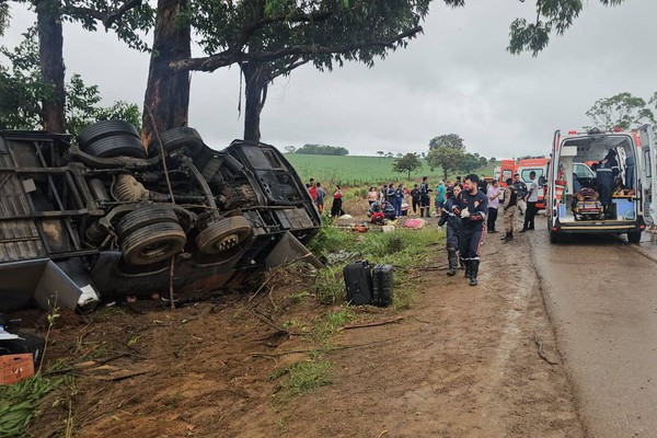 Acidente com ônibus termina com 46 feridos e mais 6 mortes na BR 365, em Patos de Minas
