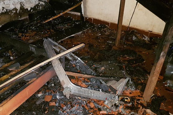 Incêndio destrói móveis e eletrodomésticos e deixa residência comprometida na Vila Garcia
