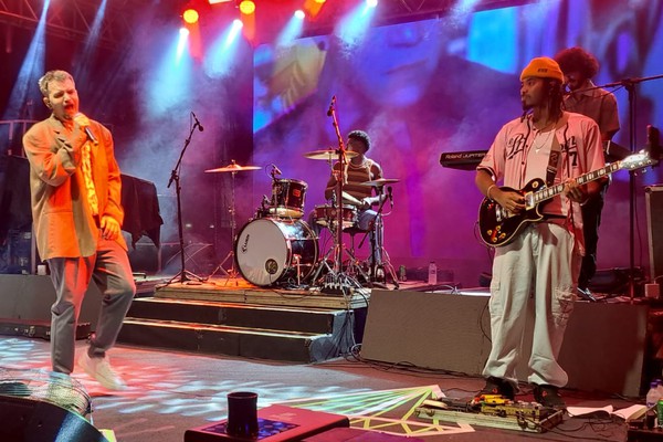 Raphael Piêit defende talento dos artistas patenses em show para multidão na Fenapraça 2026; veja ao vivo