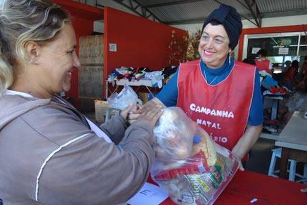 Patenses fazem fila para receber 2.200 cestas da Campanha Natal Solidário
