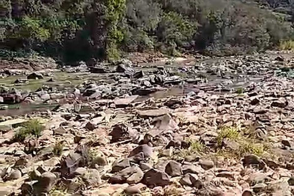 Rio Areado aparece praticamente seco em imagens feitas por moradores do distrito