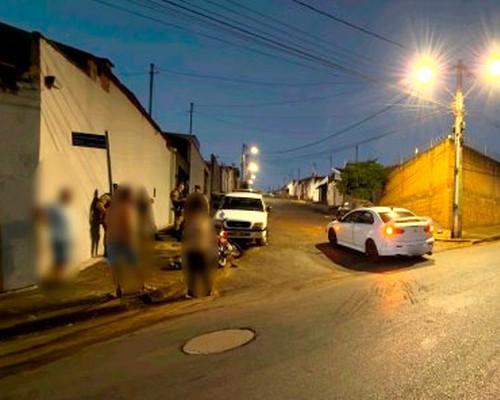 Motorista e adolescente acabam na delegacia após moto atingir carro que tentava conversão